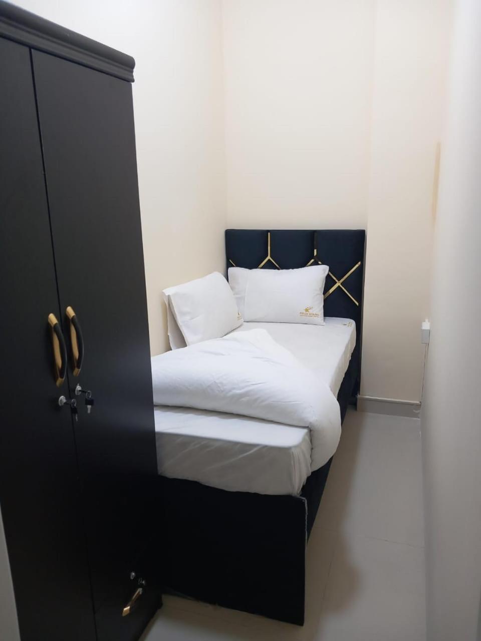 Four Stars Hostel 迪拜 外观 照片