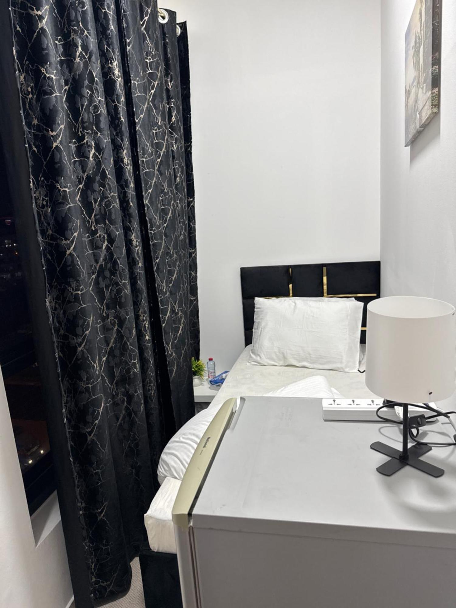 Four Stars Hostel 迪拜 外观 照片